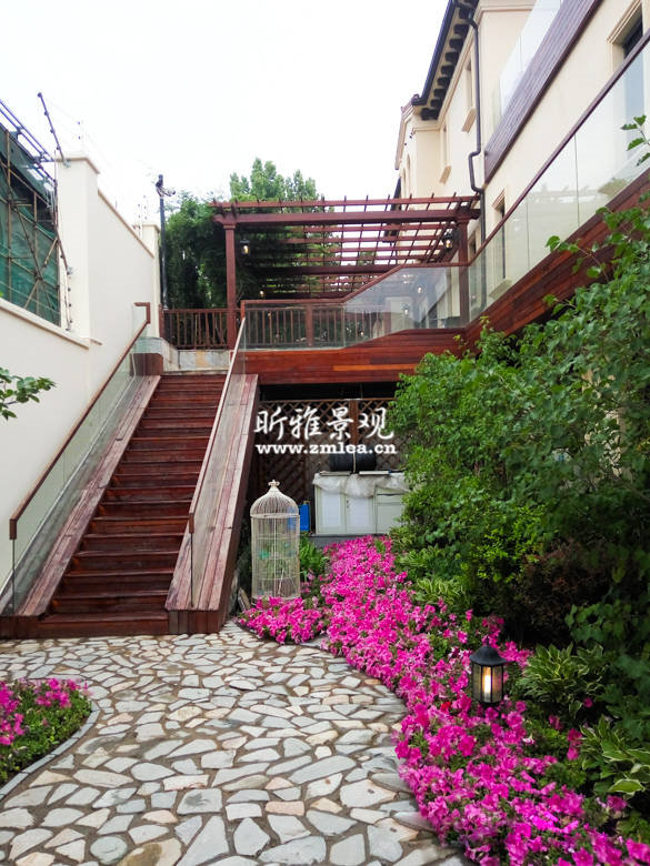 别墅庭院防腐木露台